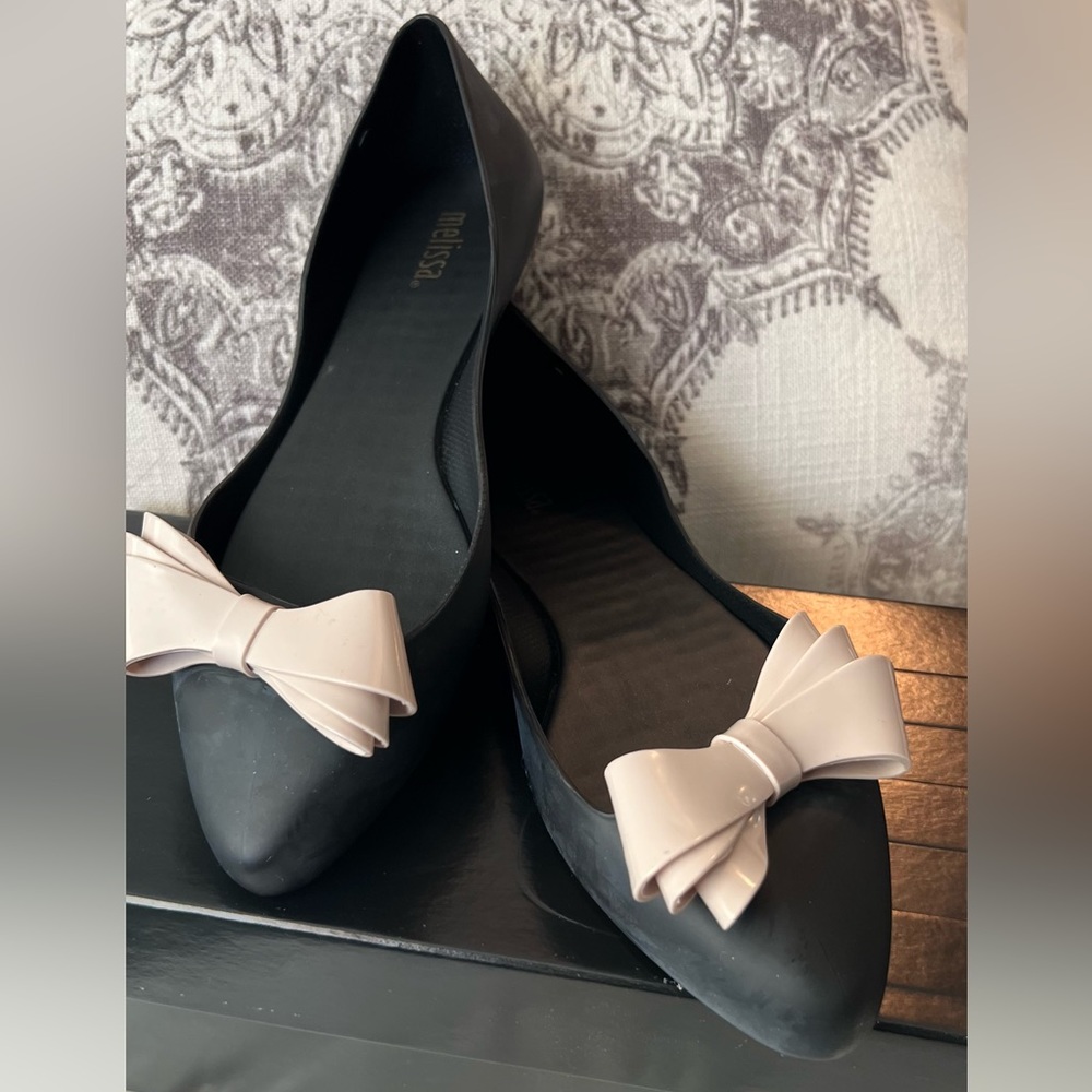 BEAUTIFUL BLACK WITH BEIGE MELISSA FLATS
